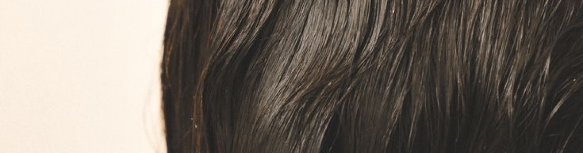 Псориаз на голове: как он выглядит, чем отличается от себореи и какой уход не навредит